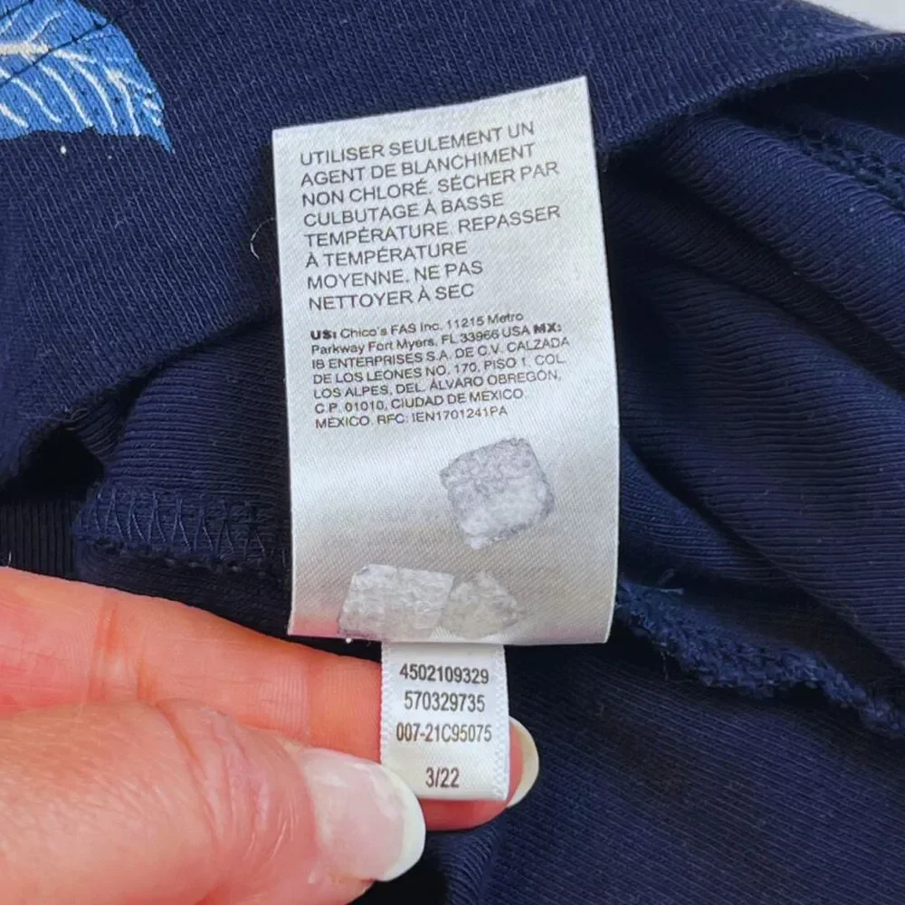 Chicos Top 2 Large Midnight Blue Artisan Floral V Neck Resort Wear Chic Blouse - Picture 9 of 9